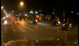 'Quái xế' đầu trần, phóng xe bạt mạng, lao vào con lươn phân cách